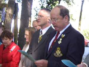 Tim Mabee, of the Saratoga Battle Chapter, SAR leads the recitation of the American Creed
