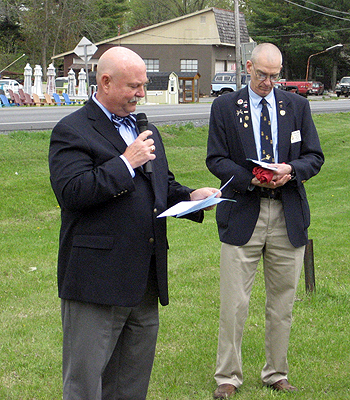 SAR President General J. Michael Tomme, Sr. (L) welcomed all to the event.